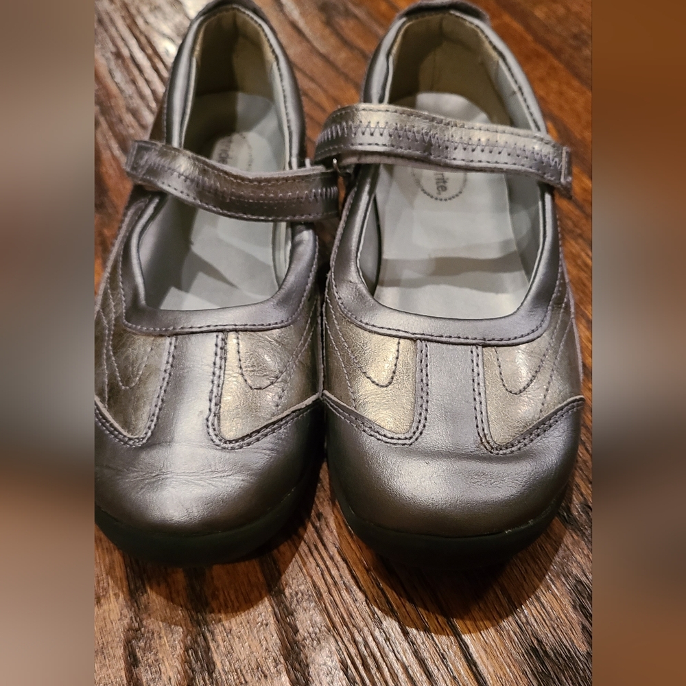 Stride Rite Blaire girls leather Mary Jane Velcro closure shoes size 2.5 M.